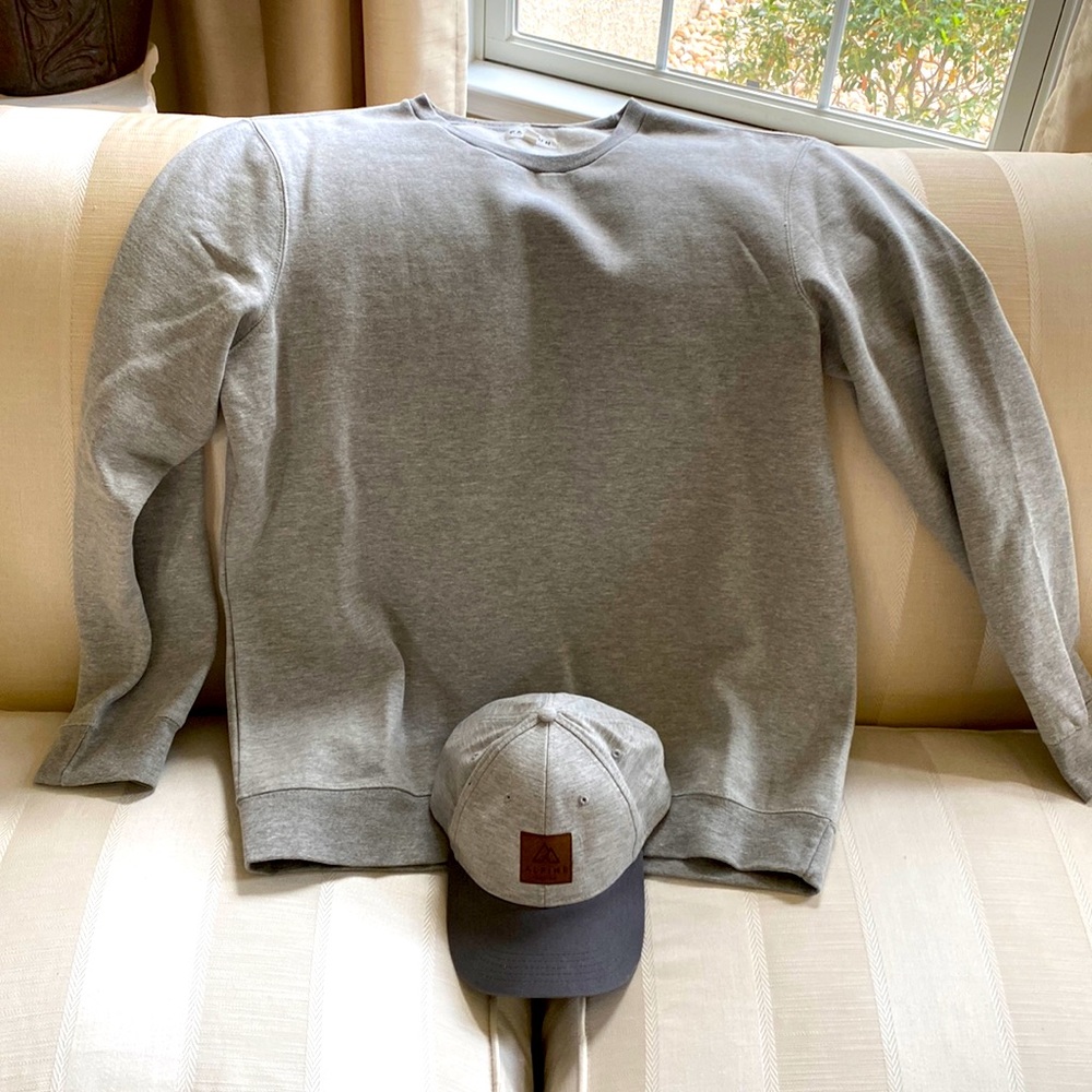 Grey sweater with alpine grey hat